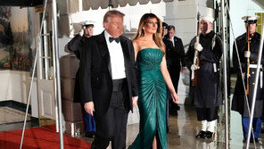 빈살만 만찬장의 멜라니아 ‘사우디 그린’ 드레스 눈길…그 메시지는?