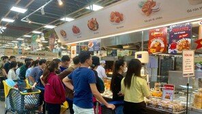 “떡볶이-김밥 먹고 쇼핑도 하고”… 베트남서 뜨는 K마트-편의점