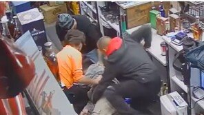 심장마비로 쓰러진 직원 맥 짚는 척 ‘더듬’…돈 훔쳐 달아난 손님