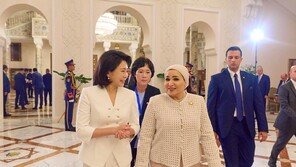 김혜경 여사, 이집트 영부인과 40분 차량 동승…‘케데헌 뮷즈’ 선물도