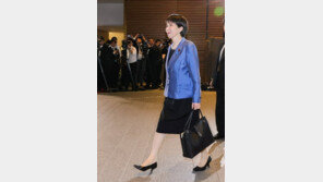 가방 하나로 상징 만든 다카이치…美 NYT “대처 떠올라”