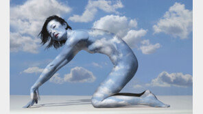  사진작가 솔베 선즈보의  ‘2026년 피렐리 캘린더’, 체코 프라하서 최초 공개