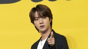 BTS 진에 ‘볼 뽀뽀’ 추행한 日여성 “분하다”…日변호사 “처벌 불가피”
