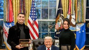 ‘사우디 준외교관’ 호날두, 왕세자 동행해 트럼프 황금열쇠도 받아