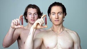 아들 피 수혈한 ‘회춘 실험’ 억만장자 “끊었던 커피 다시 마셔”