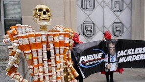 [책의 향기]독이 된 약… 과잉 처방이 중독사회 낳았다