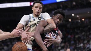 누구 손이 먼저 공 잡을까