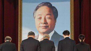 YS 10주기 추모식, 李 “대도무문 마음에 새겨”… 장동혁 “자유민주주의 지킬것”, 與지도부 불참