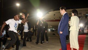 남아공 도착해 ‘흠칫’ 놀란 김혜경 여사…그 앞에 나타난 남자는[청계천 옆 사진관]