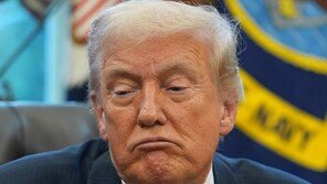 트럼프 “젤렌스키 종전안 승인해야…협상 카드 없다”