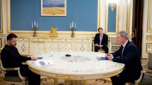 젤렌스키 “우크라 주권 지킬 것인지, 美 지지 잃은 것인지 중 택일 직면”