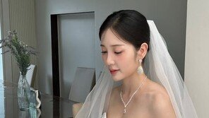 ‘이용대와 열애설’ 윤채경, 웨딩드레스 자태 공개