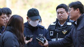 ‘휴대전화 보느라’ 여객선 좌초시킨 일등항해사·조타수 구속