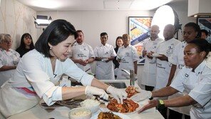 김혜경 여사, G20서 셰프들에  “김치는 찢어 먹어야 제맛” 한식 홍보