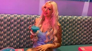 외모로 주목받던 23세 女교도관, 수감자들과 수차례 성관계에 영국 ‘충격’