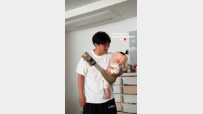 ‘손담비♥’ 이규혁, 생후 7개월 딸과 미소…깜찍 귀요미