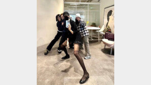 김혜수, 거울 셀카 한 장으로 ‘압도적 비율’ 인증…근황 공개