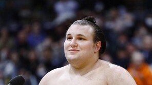 전쟁 피해 일본 간 우크라인 스모대회 우승…“조국 기뻐해줬으면”