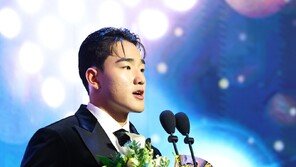 ‘신예 강타자’ KT 안현민, 생애 한 번 뿐인 신인왕 ‘영예’…7년 만에 야수 수상