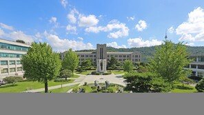 여학생 손-다리 만지고 “목소리 섹시”…동국대교수 성희롱 의혹