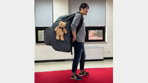 217㎝ 최홍만 공항패션 깜짝…“가방 안에 사람이?”