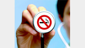 흡연은 ‘의지’로 끊기 힘든 질병… 상담-약물 통합 금연치료가 해법 [기고/하직환]