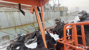 ‘3중 방해물까지’ 인천 소청도서 불법 조업하던 중국 어선 나포