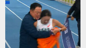 감독이 타월로 감싸자 질색한 女선수…마라톤 감독 해명은?