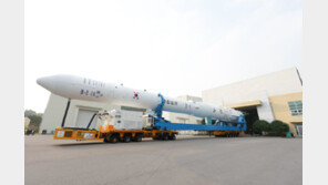 누리호, 발사대 이동 무사히 완료…새벽 발사 준비 시작