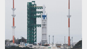 누리호, 발사대 기립…고정작업 완료