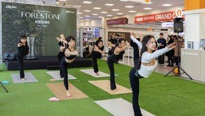 매트 대신 바닥재 위에서 요가를… KCC글라스 홈씨씨, 제품 체험 콘텐츠 강화