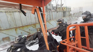 쇠창살-펜스로 ‘3중 방어’… ‘요새’가 된 中 불법 어선