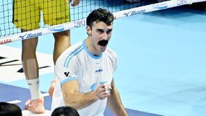 ‘러셀 트리플크라운’ 대한항공, KB 완파하고 7연승…선두 질주