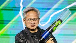 젠슨 황의 ‘검은 가죽 재캣’, 단순한 옷 아니다