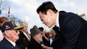 李, 앙카라 한국 공원서 6·25 참전용사들과 인사