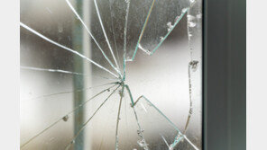 “난방비 아끼려다 창문 깨져”…겨울철 ‘뽁뽁이’의 숨은 위험성 [알쓸톡]