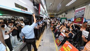  전장연 시위…5호선 여의나루역 무정차 30분만에 종료