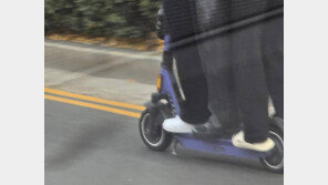 위험천만 중학생…전동킥보드 1대에 3명 올라타 눈살