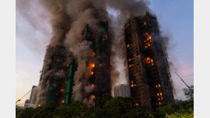 홍콩 고층 아파트 화재로 최소 13명 사망…소방관 1명 포함