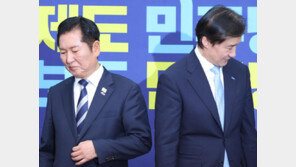 조국黨 ‘대선 청구서’ 팻말에… 정청래-조국 냉랭한 상견례