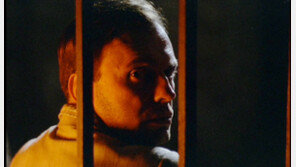 세상에 속하려 할수록 버림받는 운명… 핏빛 낙조처럼