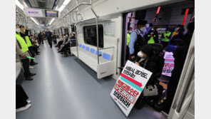 ‘전장연 시위’ 서울지하철 4호선 지연…혜화역 오이도행 무정차