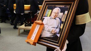 “‘오케이, 컷’에 일어나실 것 같아”…故이순재 눈물의 배웅