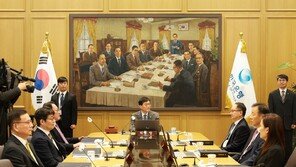 이창용 ‘굳은 표정’…올해 마지막 금통위, 기준 금리 ‘동결’ 유력