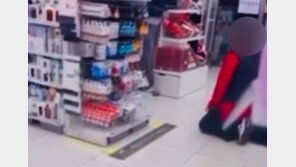 뛰는 아이 제지했다고…다이소 직원 무릎 꿇린 엄마