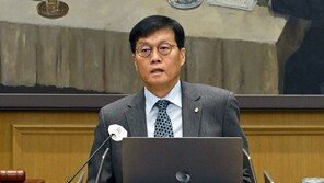 이창용 “금리인상 논의할 단계 아냐”…3개월 뒤 인하·동결 3대3