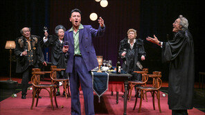 뒤통수까지 연기하는 무대…관객이 둘러싼 연극 ‘트랩’