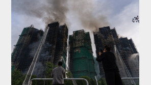 42년 된 아파트 동시 공사, 팽창폼 사용…홍콩 화재, 피해 키웠다