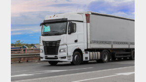 “대형 트럭에 붙지 마세요” 사각지대 최대 8m…전혀 안보여