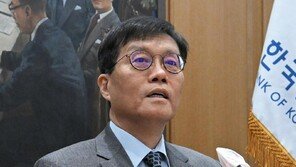 금리동결 한은, 금리인하 ‘기조’→‘가능성’ 바꿨다